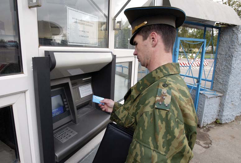 Военнослужащий у банкомата
