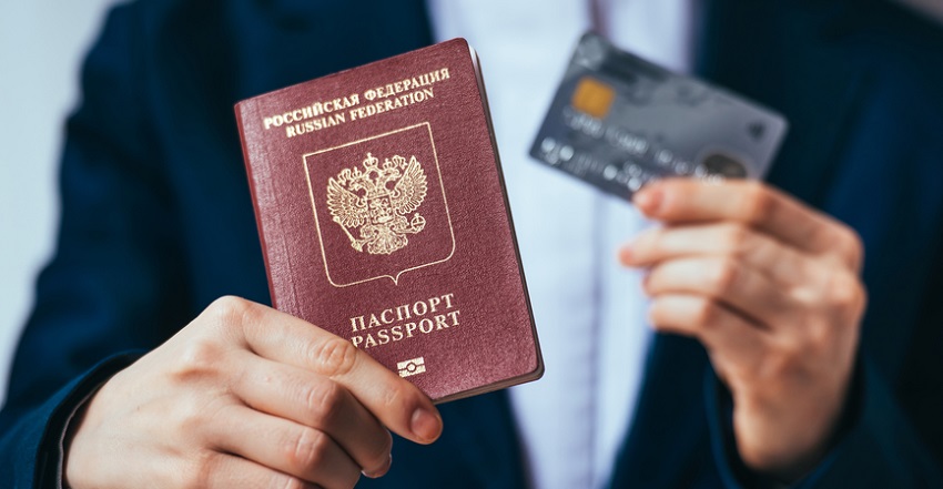 паспорт и бк в руках